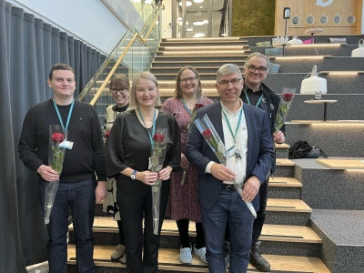 Palvelusvuosista palkittavia vasemmalta: Juha Piispanen, Anne Latto, Leena Mikkonen-Young, Outi Kesäniemi, Juha Uuksulainen ja Petri Kouvo